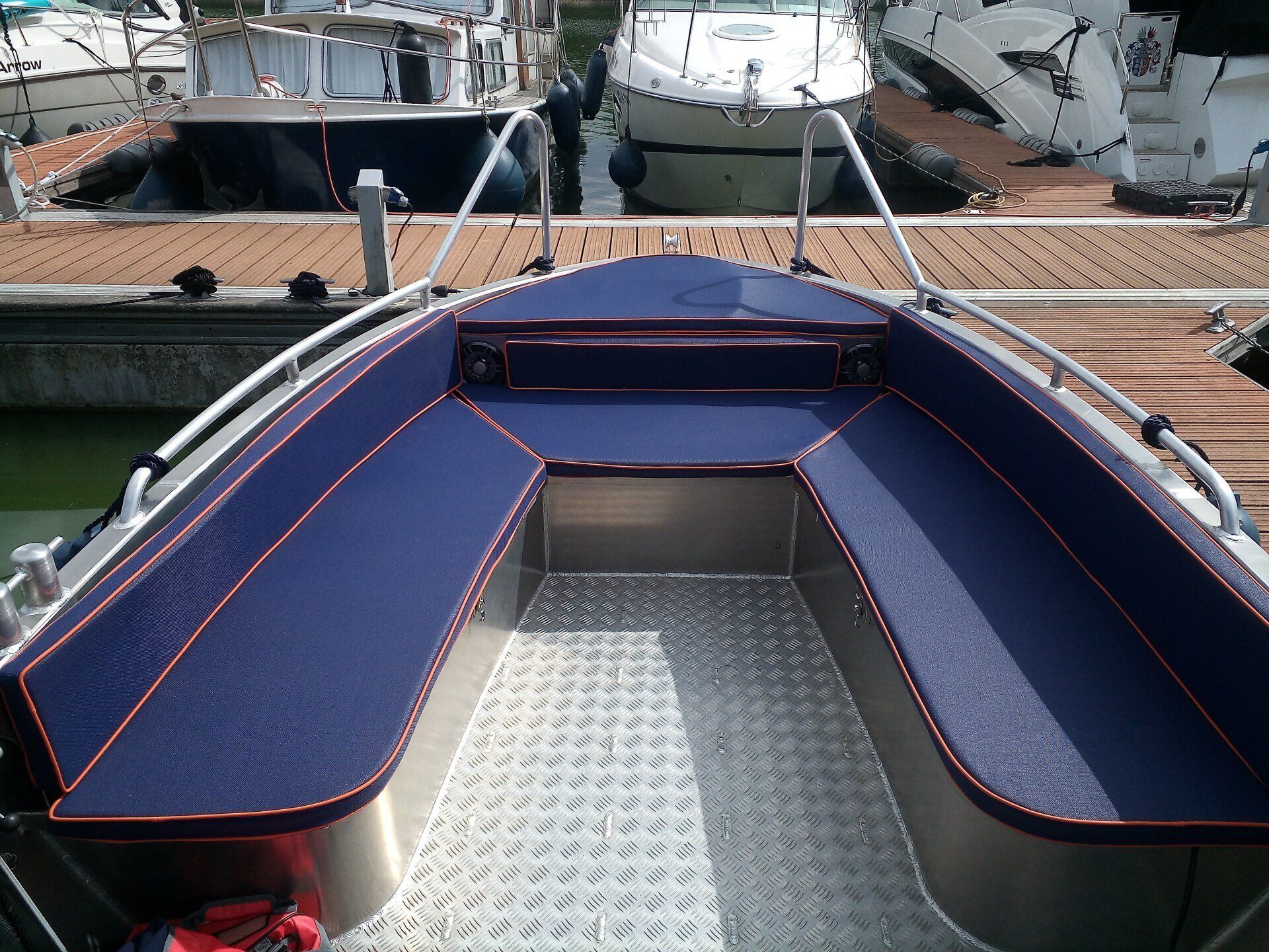 Ein Boot mit einem blauen Sitz liegt an einem Dock