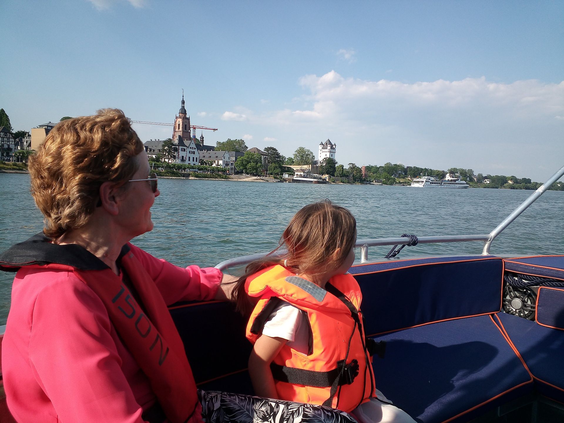 Eine Frau, die eine Schwimmweste mit der Aufschrift „Pflicht“ trägt