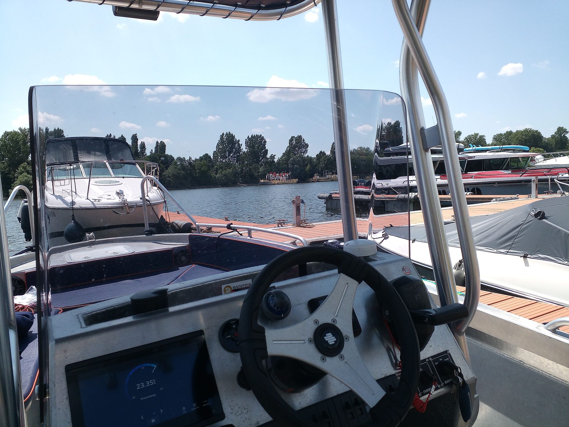 Ein Boot mit einem Lenkrad und einem Bildschirm mit der Aufschrift „GPS“