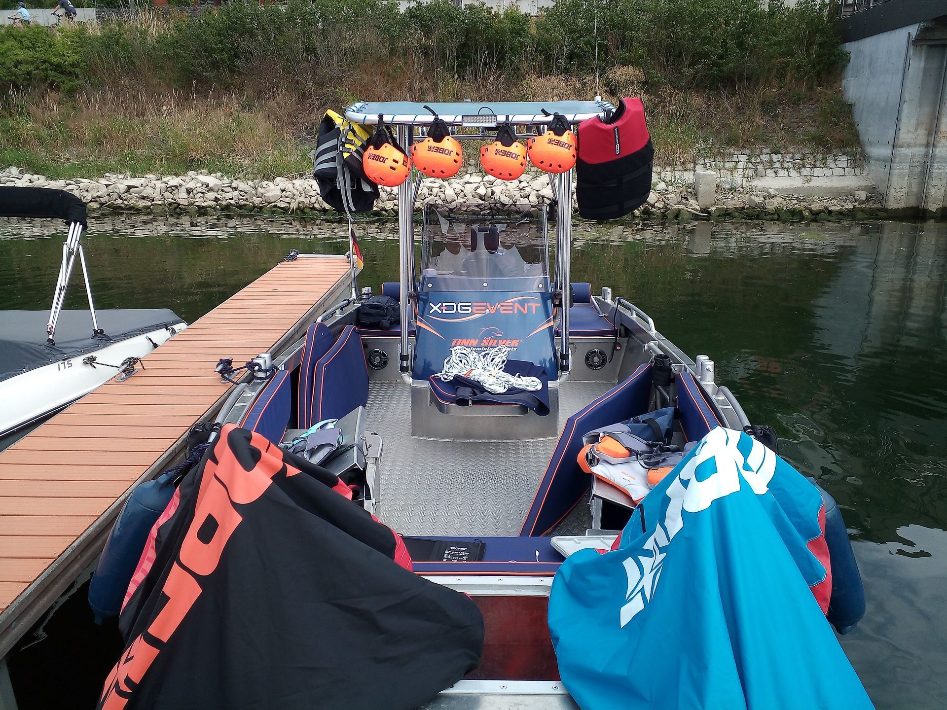 Ein Boot mit einer Jacke, auf der