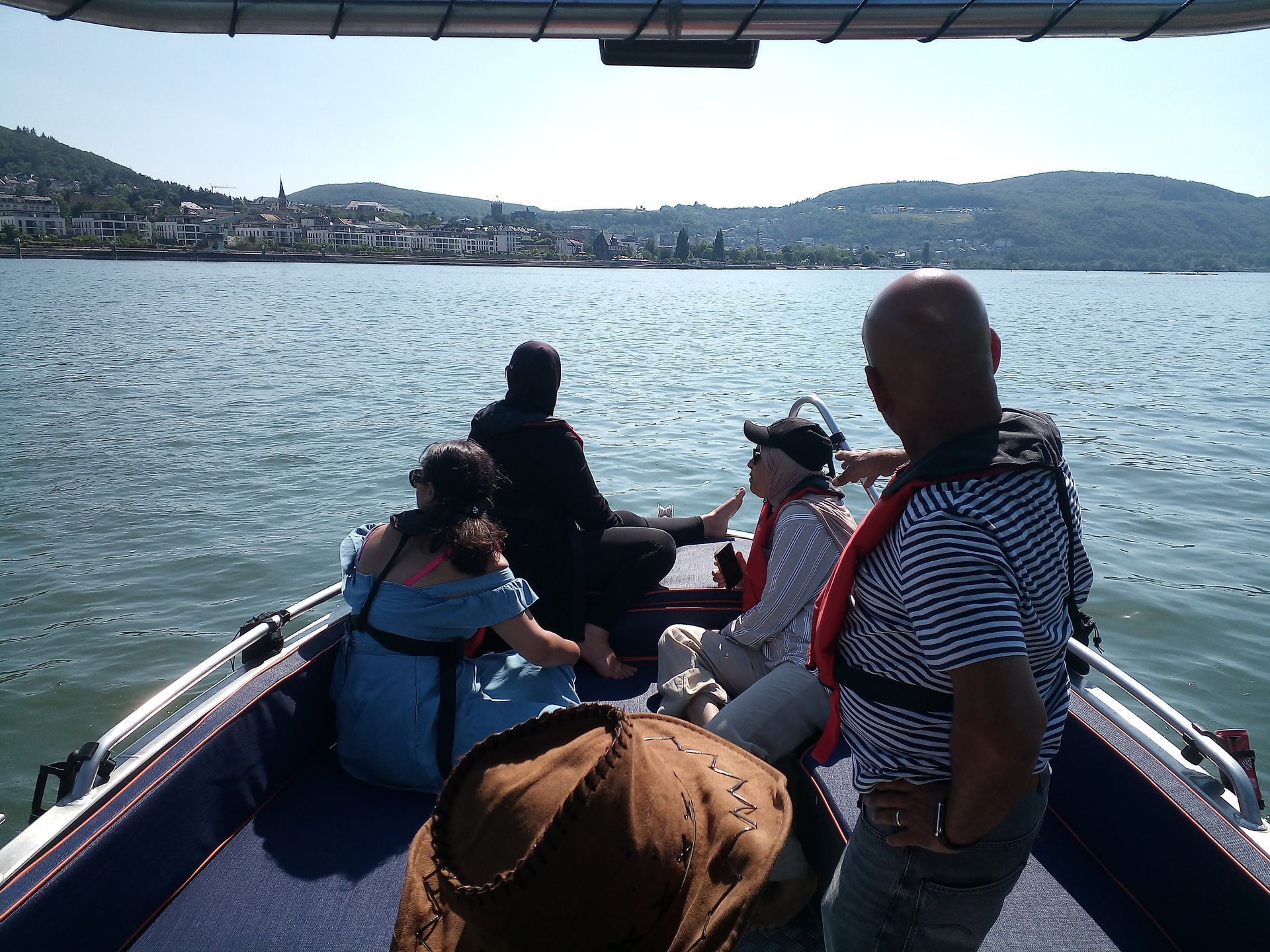Eine Gruppe von Menschen ist auf einem Boot im Wasser