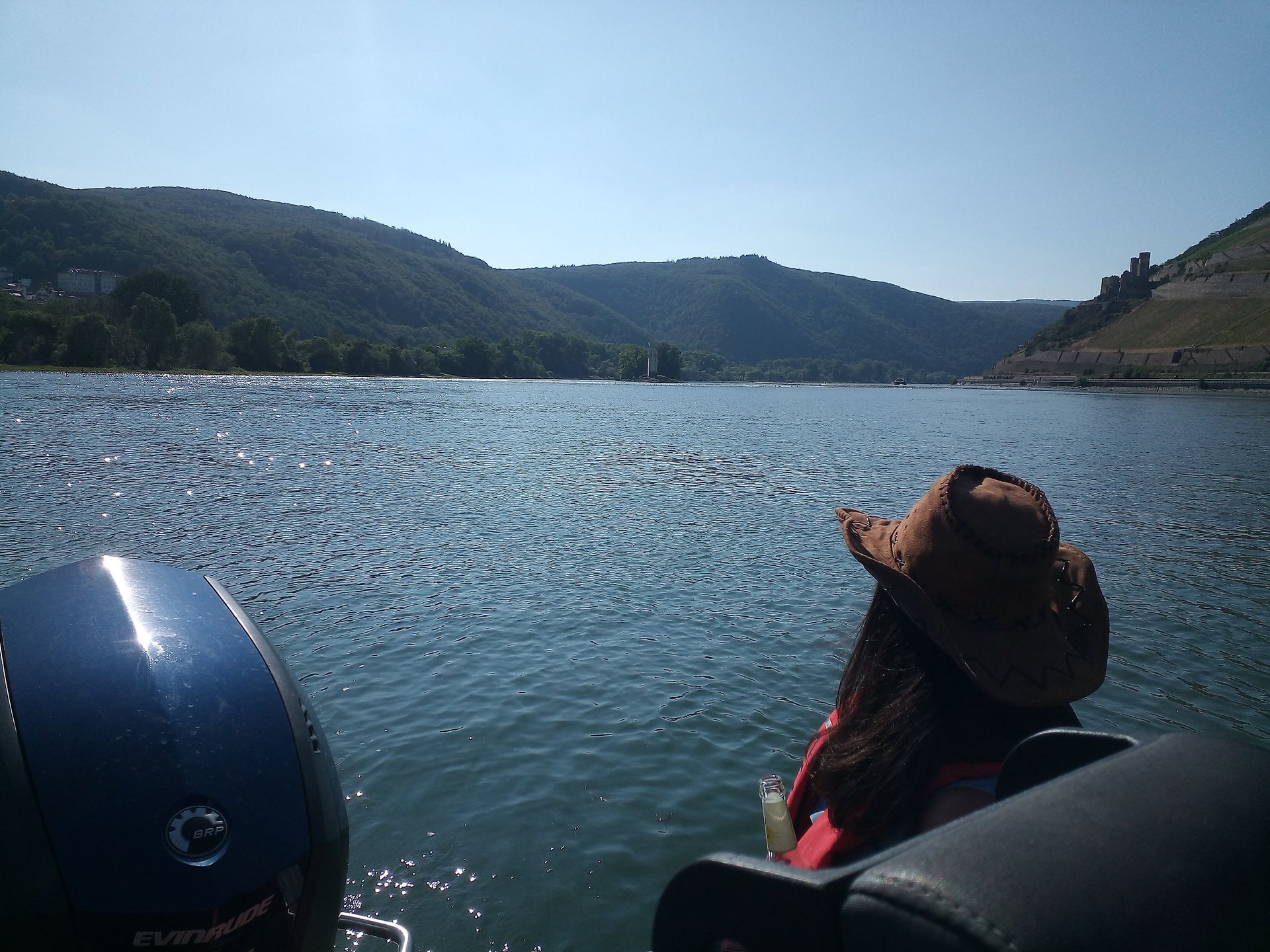 Eine Person in einem Boot mit Blick auf einen See mit Bergen im Hintergrund
