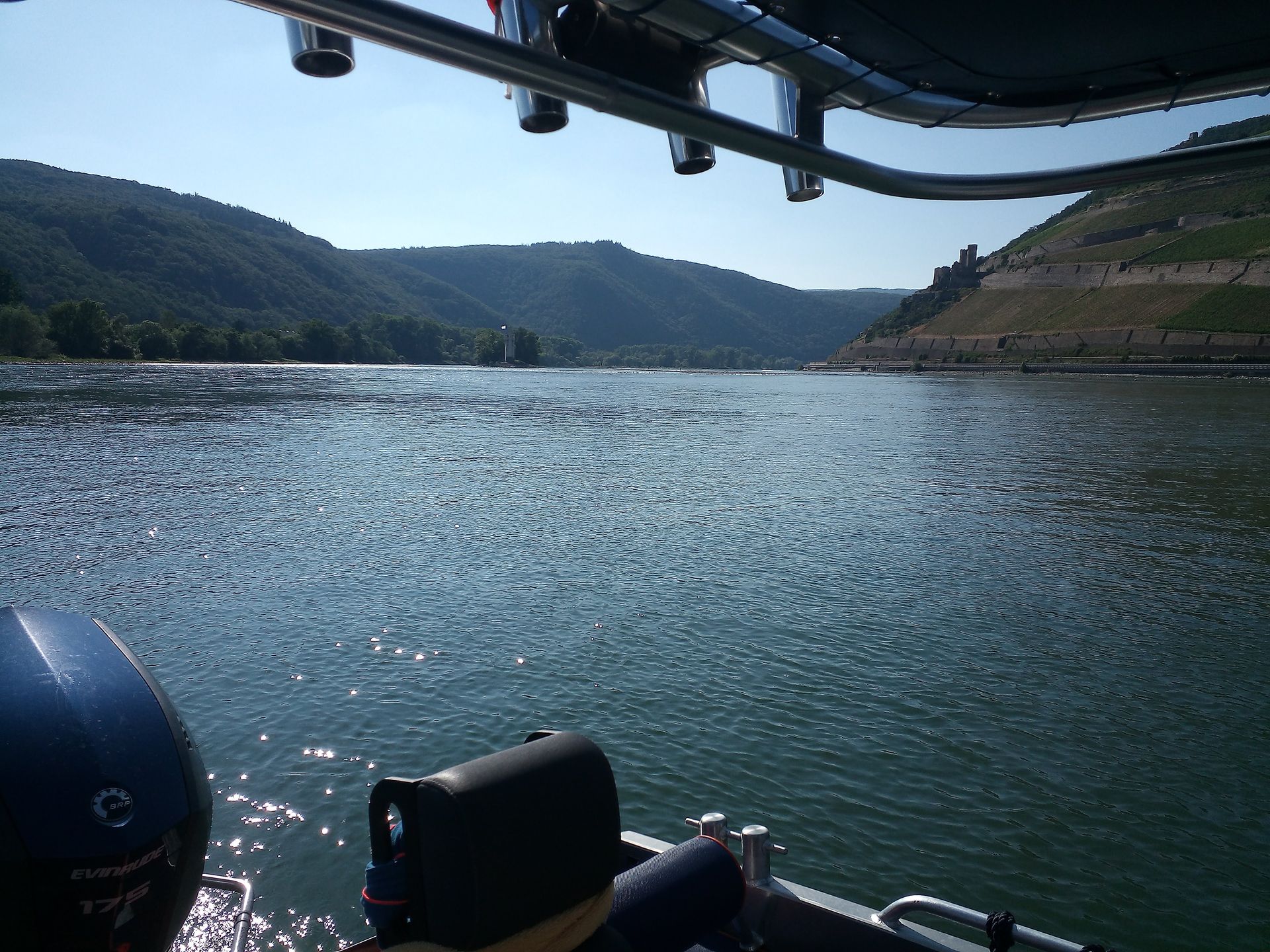 Ein Boot schwimmt auf einem See mit Bergen im Hintergrund