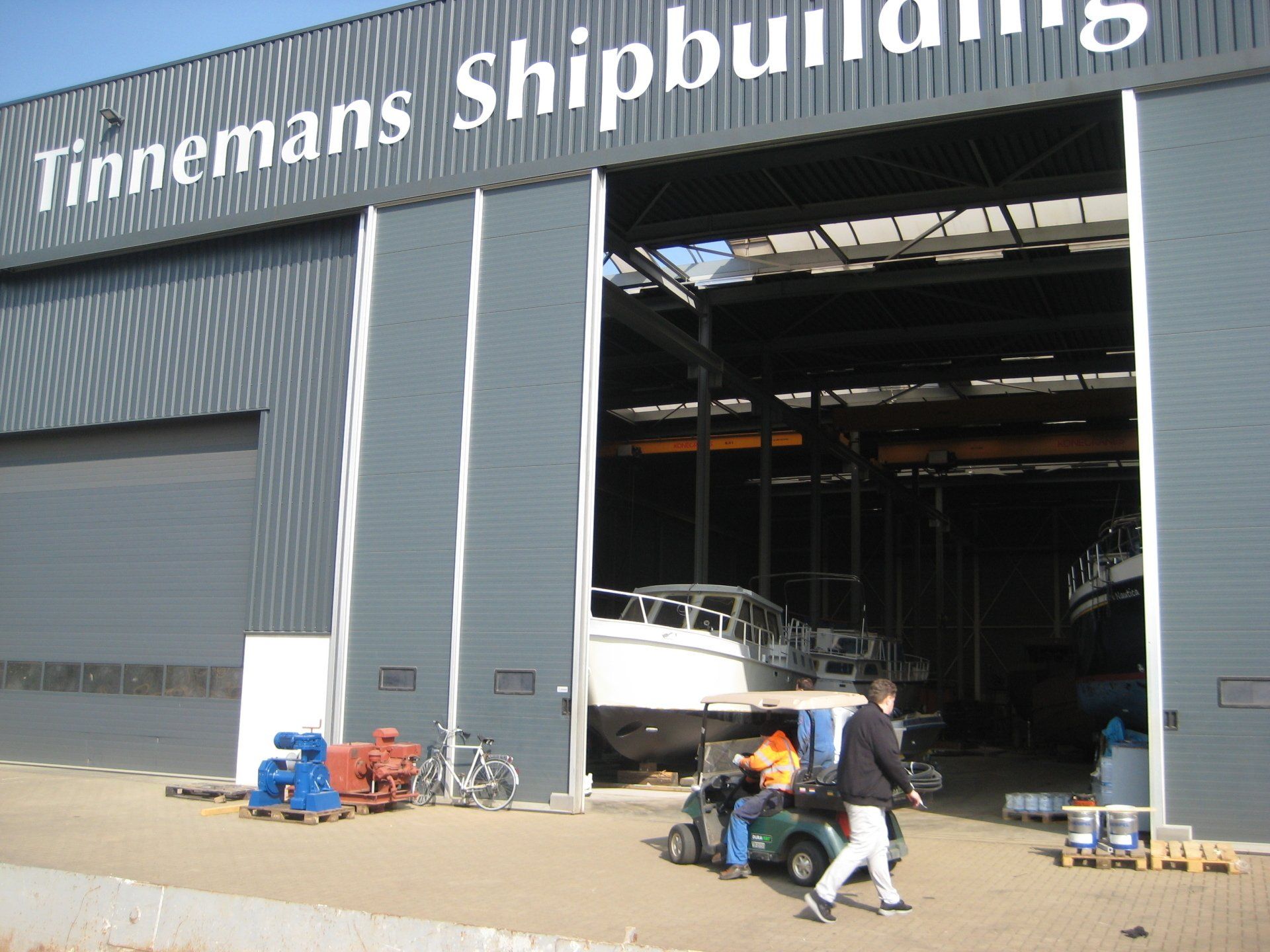 Ein Gebäude mit der Aufschrift „Tinnemans Shipbuilding“