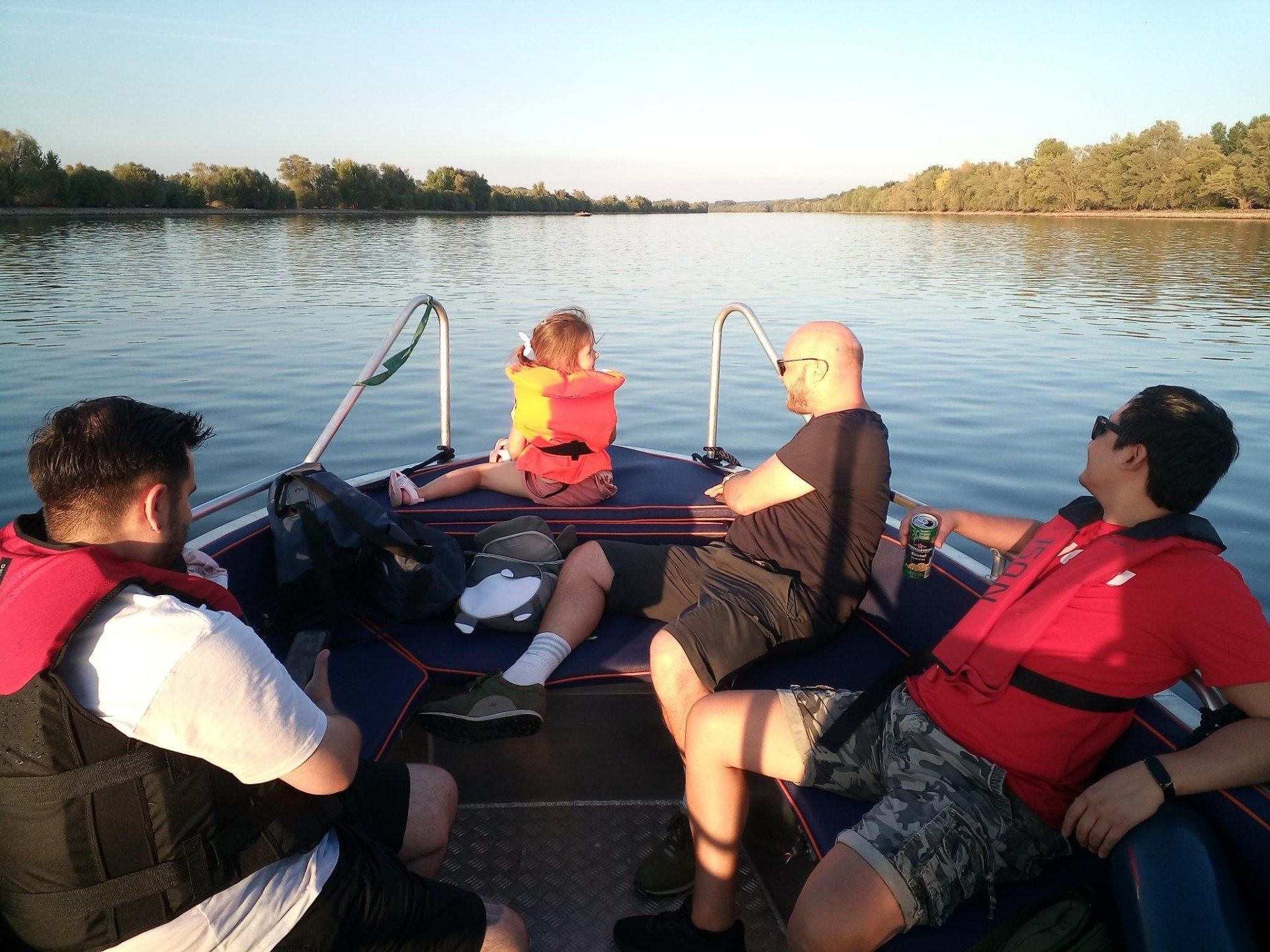 Eine Gruppe von Menschen sitzt auf einem Boot im Wasser