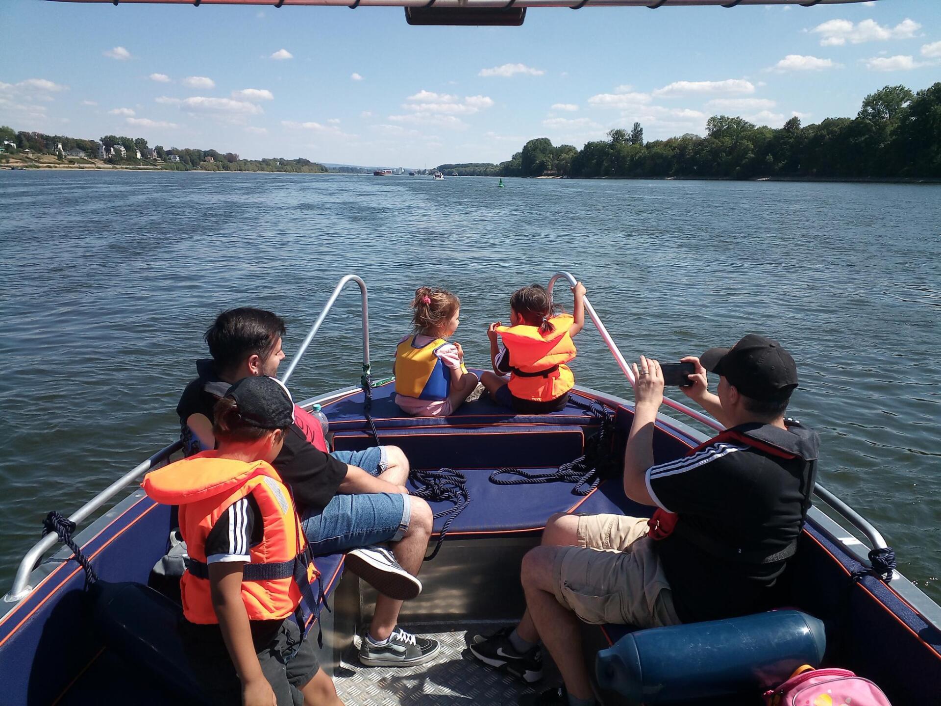 Eine Gruppe von Menschen auf einem Boot mit Schwimmwesten