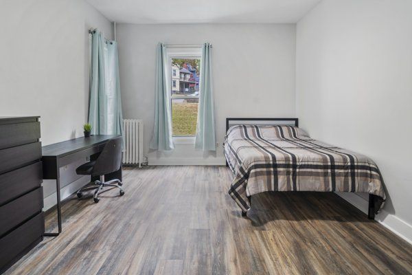 601 E State Street bedroom