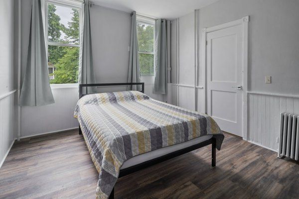 601 E State Street bedroom