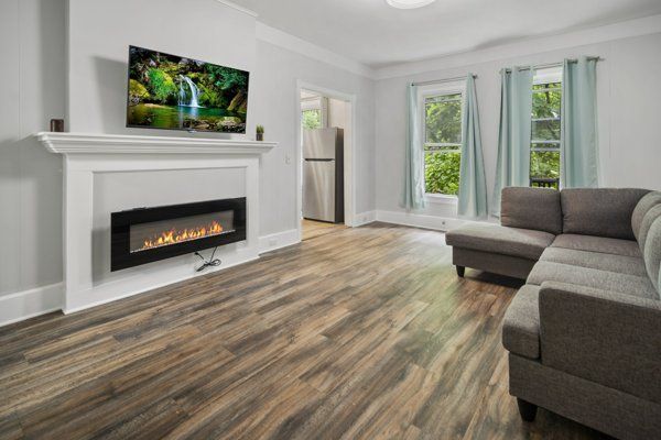 601 E State Street living room