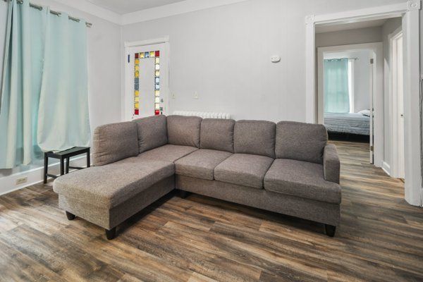 601 E State Street living room