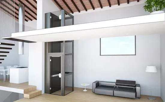 Soggiorno moderno in stile loft con pareti bianche, divano nero, scala e soppalco.