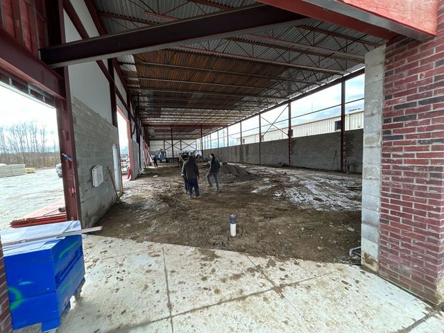 Auto Repair Service Bay Interior With Concrete Flooring | Auto DR