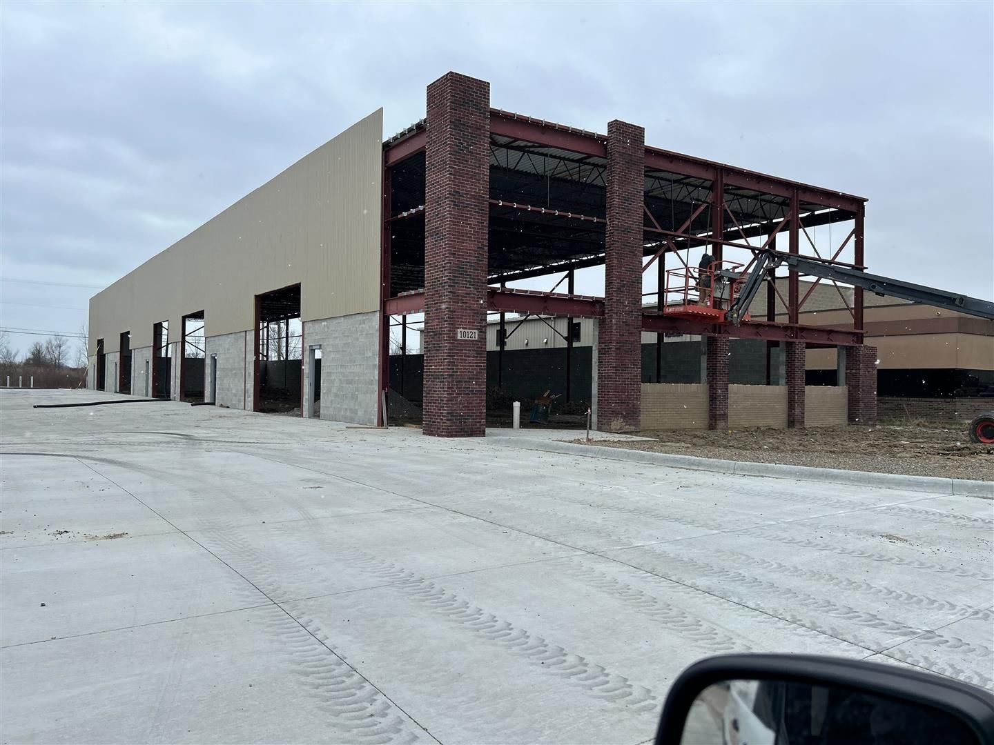 Auto Repair Facility Exterior With Multiple Open Service Bays | Auto DR