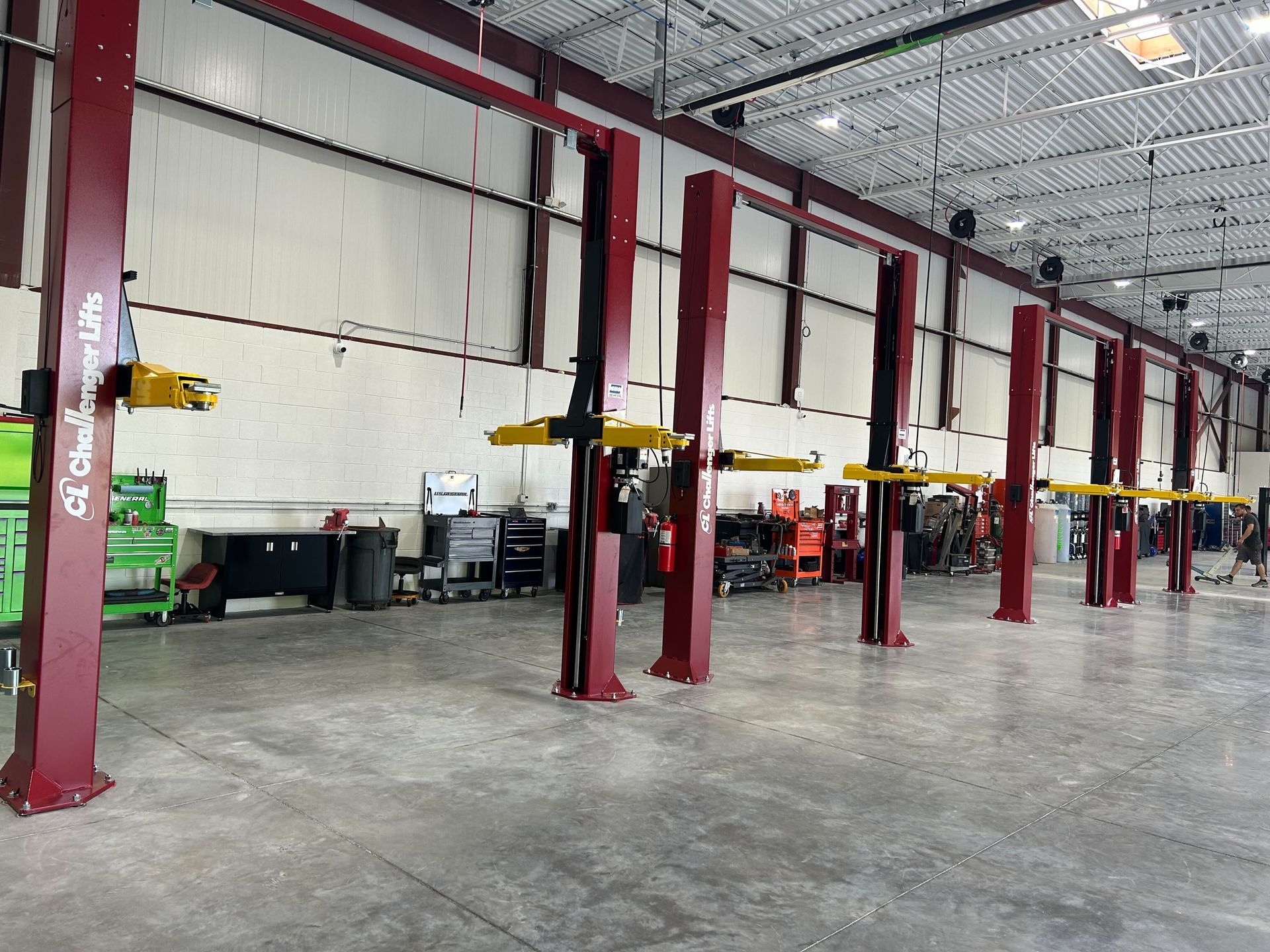 Large Automotive Service Bay With Multiple Vehicle Lifts | Auto DR