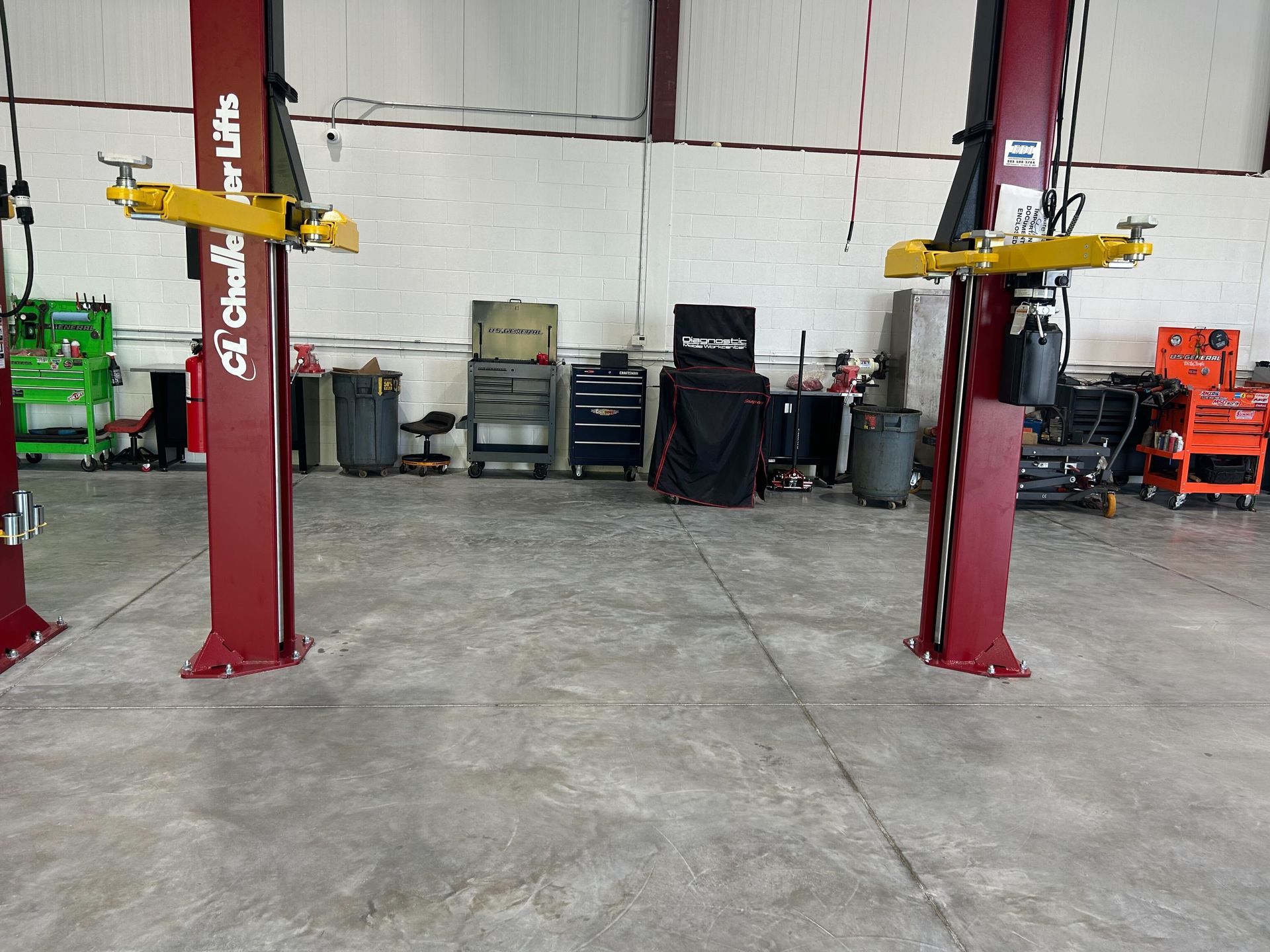 Clean Auto Repair Shop Floor With Lift Bays And Equipment | Auto DR