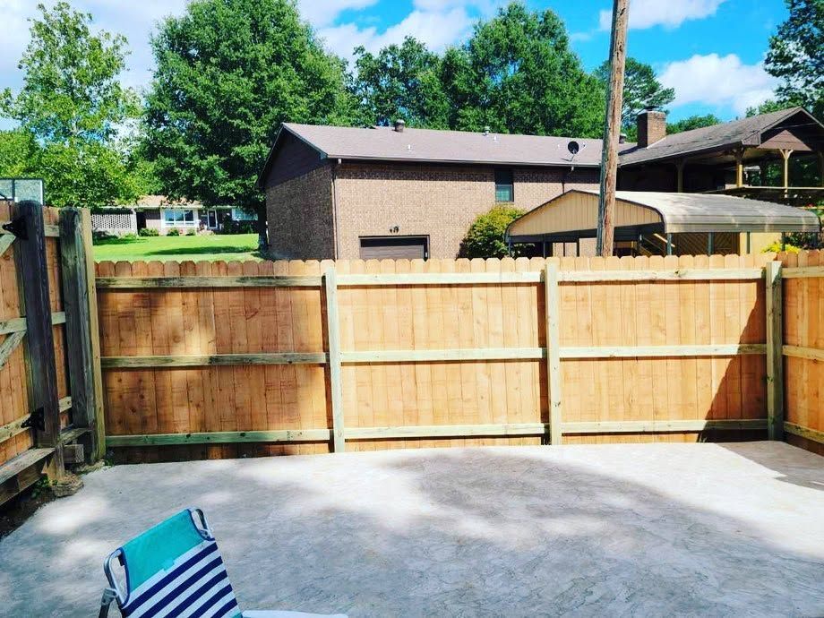 Wood privacy fence installed around a Springfield Missouri backyard patio