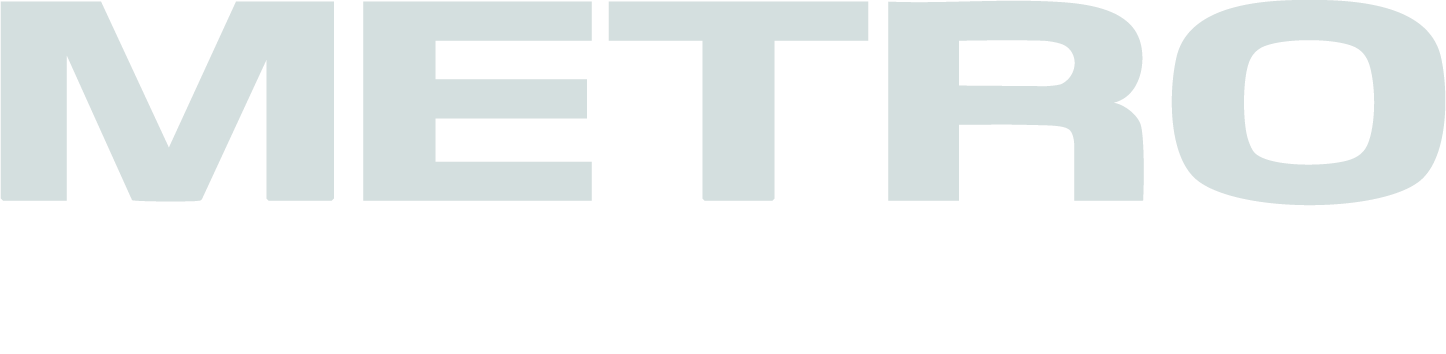 Lysegrå METRO-logo på hvit bakgrunn