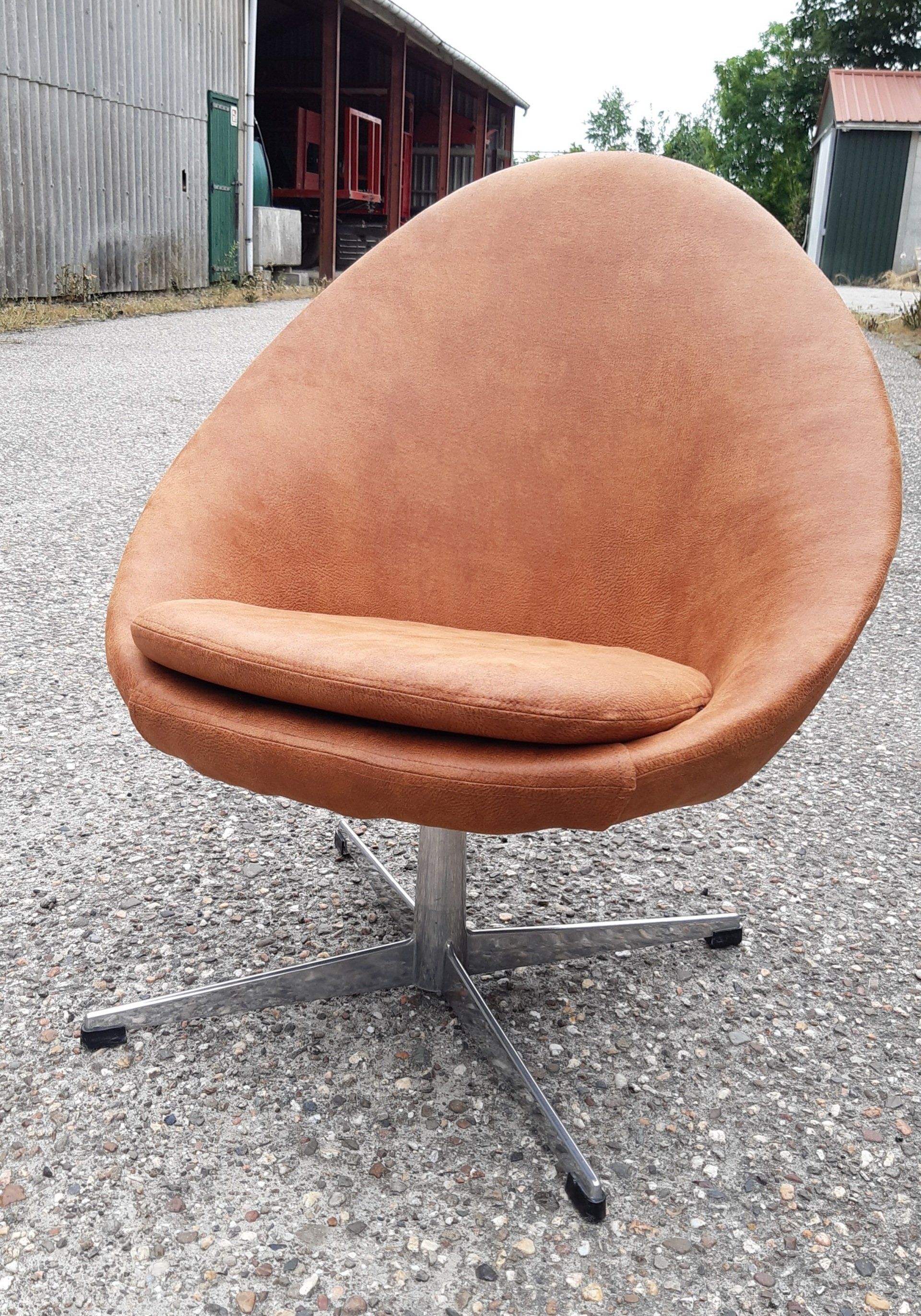 Pastie little egg swivel chair