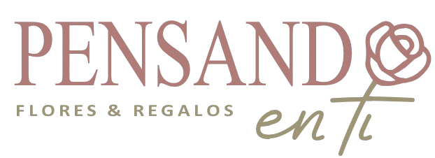 Logotipo de PENSANDO en ti Flowers & Gifts en rosa y dorado con un icono floral