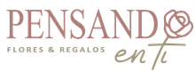 Logotipo de PENSANDO en ti Flowers & Gifts en rosa y dorado con un icono floral