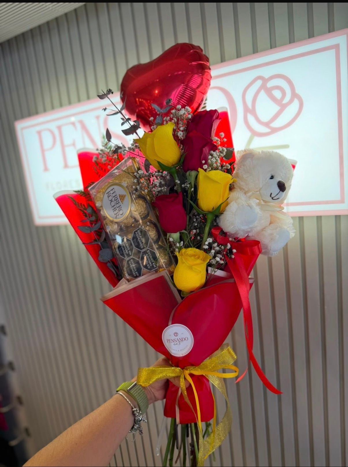 Ramo de 6 rosas importadas con chocolates y peluche.