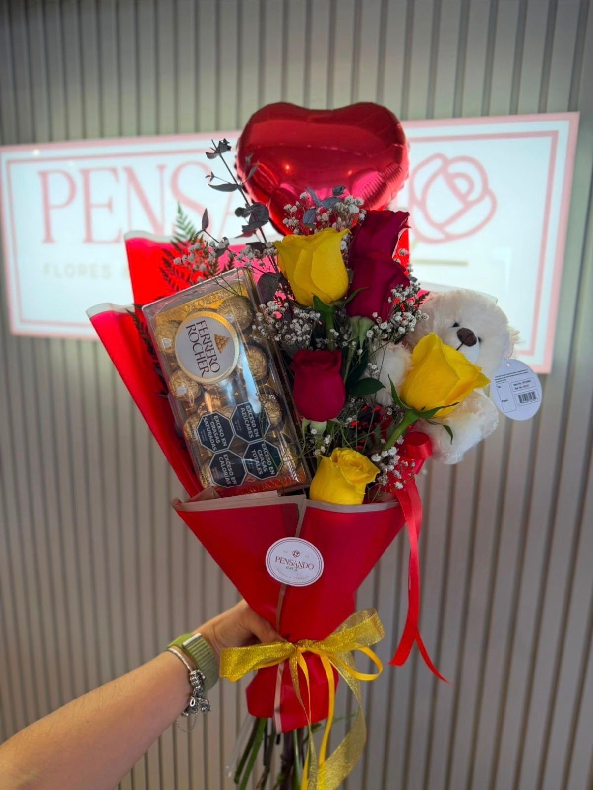 Ramo de 6 rosas importadas con chocolates y peluche.