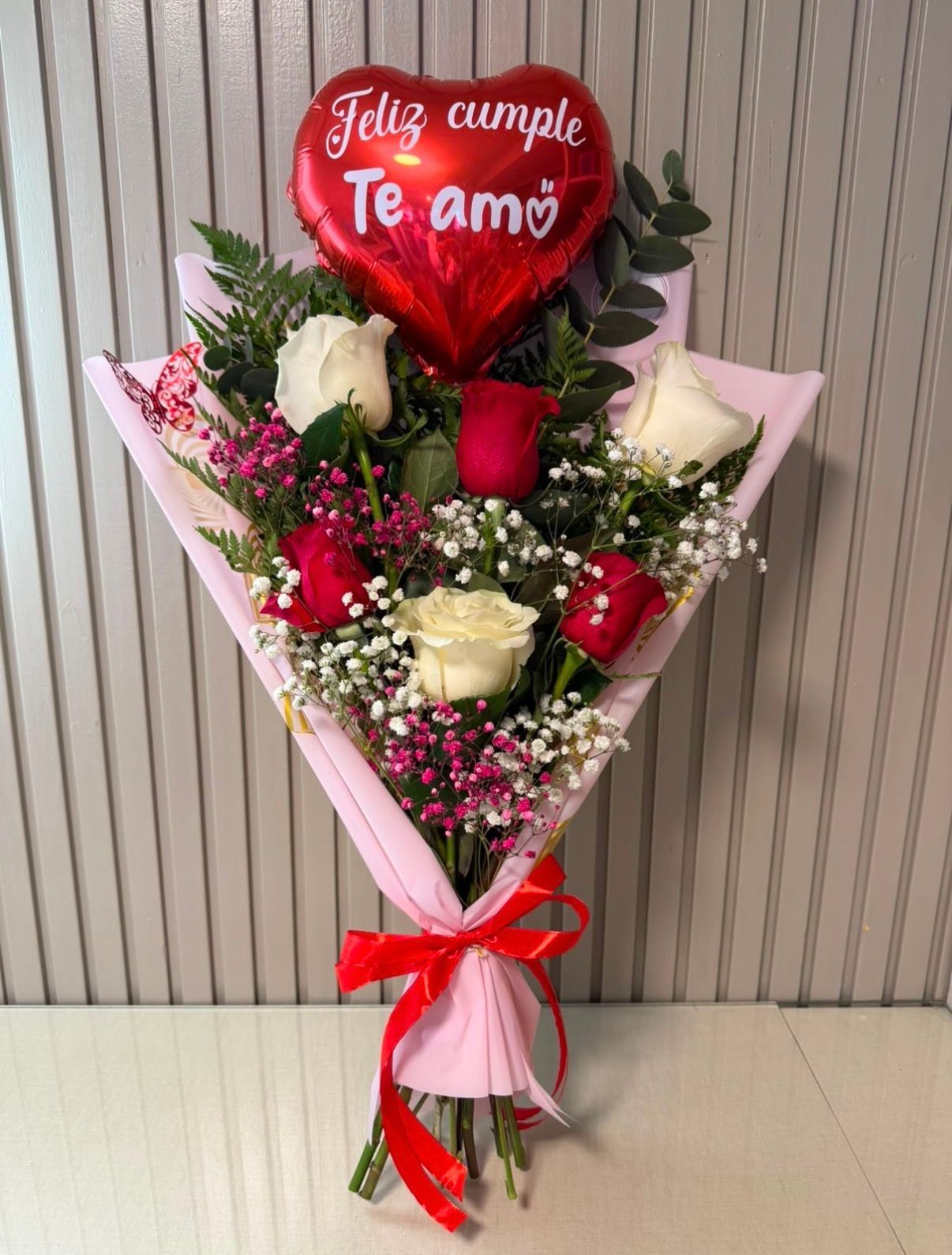 Ramo de 6 rosas importadas con globo corazón personalizado.