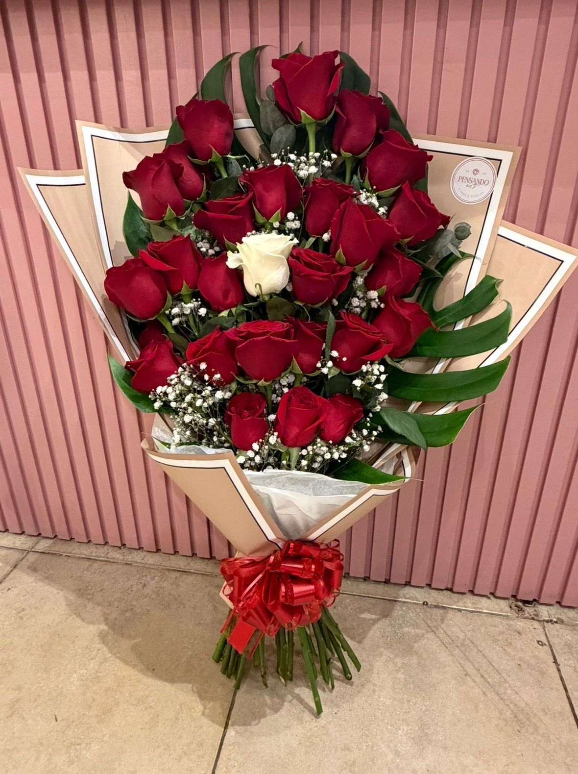 Ramo de 25 rosas importadas.