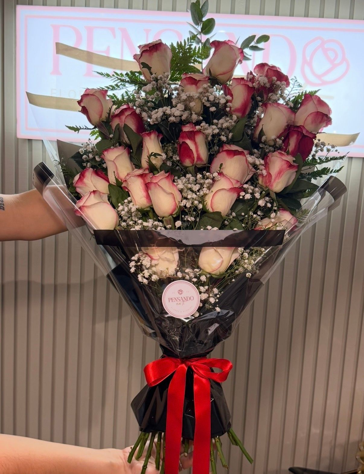 Ramo de 25 rosas importadas.