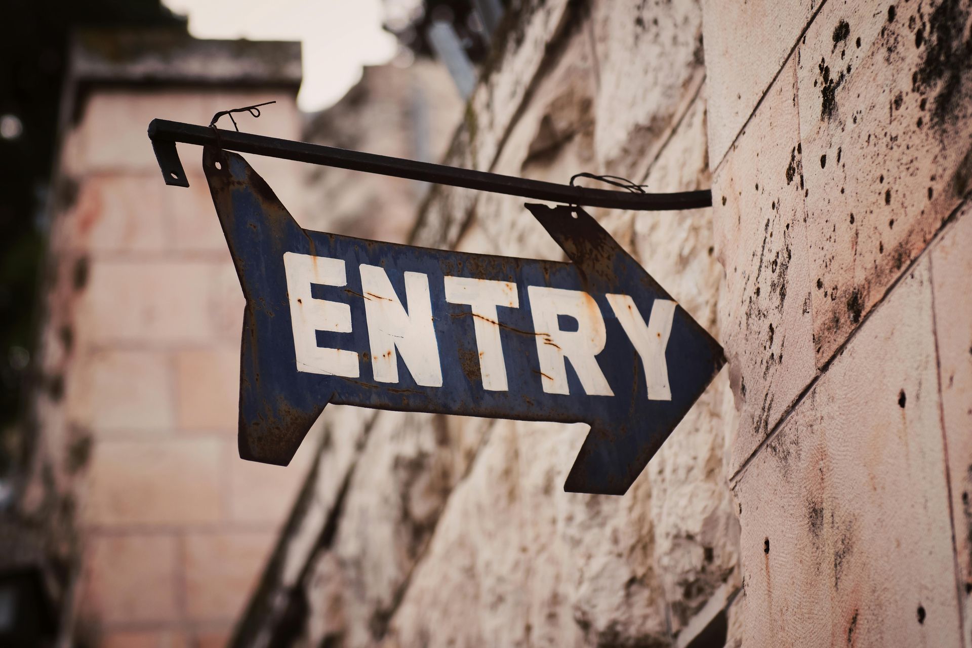 Arrow-shaped sign, rusty, with