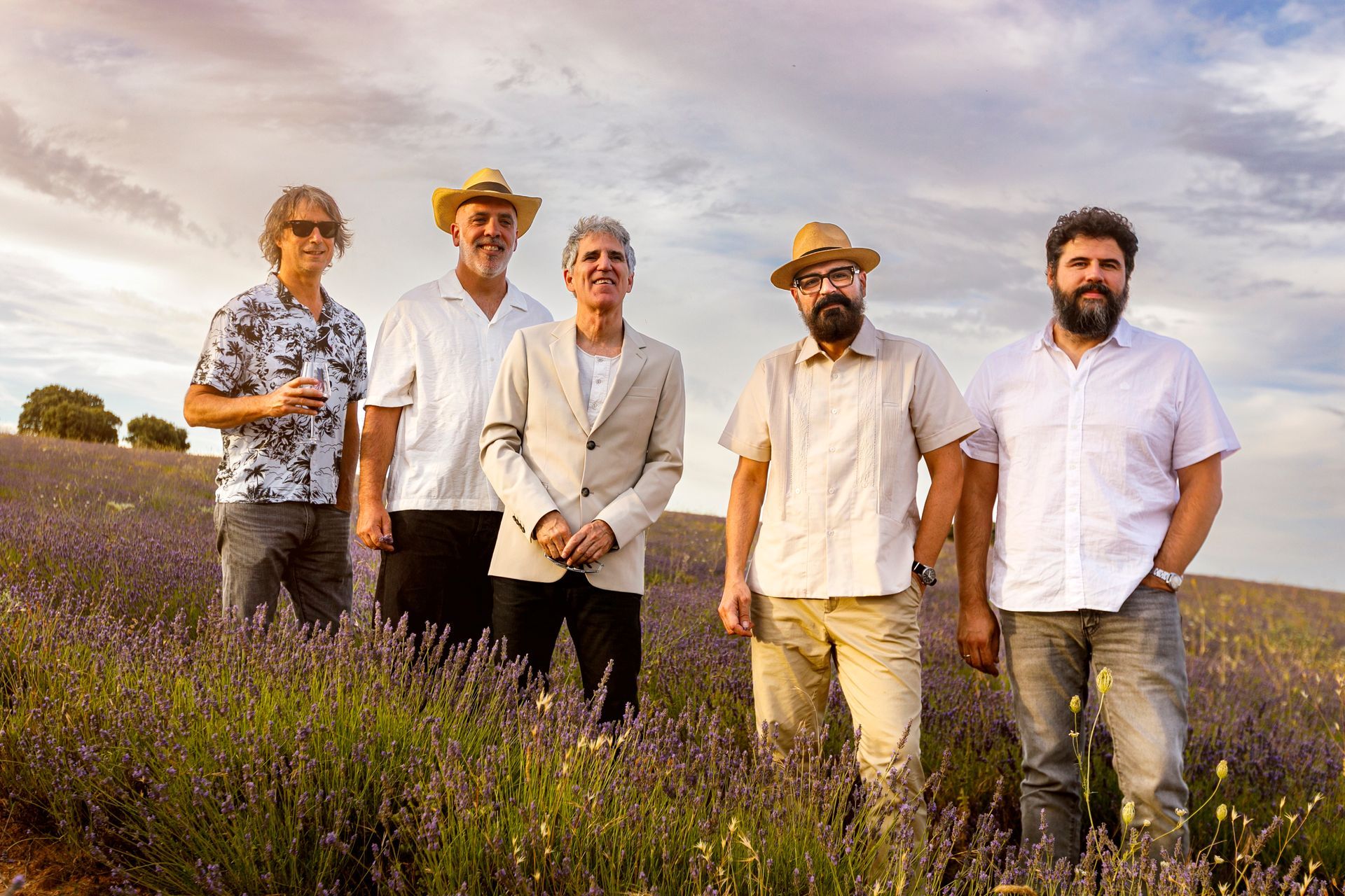 Duncan Dhu y los músicos posan entre los campos de lavanda de Brihuega durante el Festival de la Lavanda.
