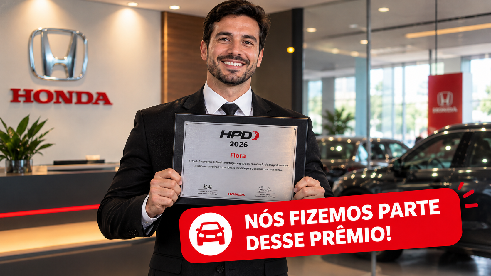 Man smiling in Honda showroom holding an award plaque, with red banner reading “Nós fizemos parte desse prêmio!”