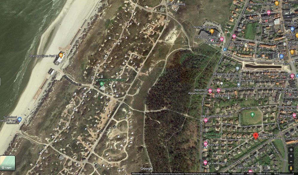 Luchtfoto van de omgeving van Vogelmient 15 op Texel met duinen, strand en zee