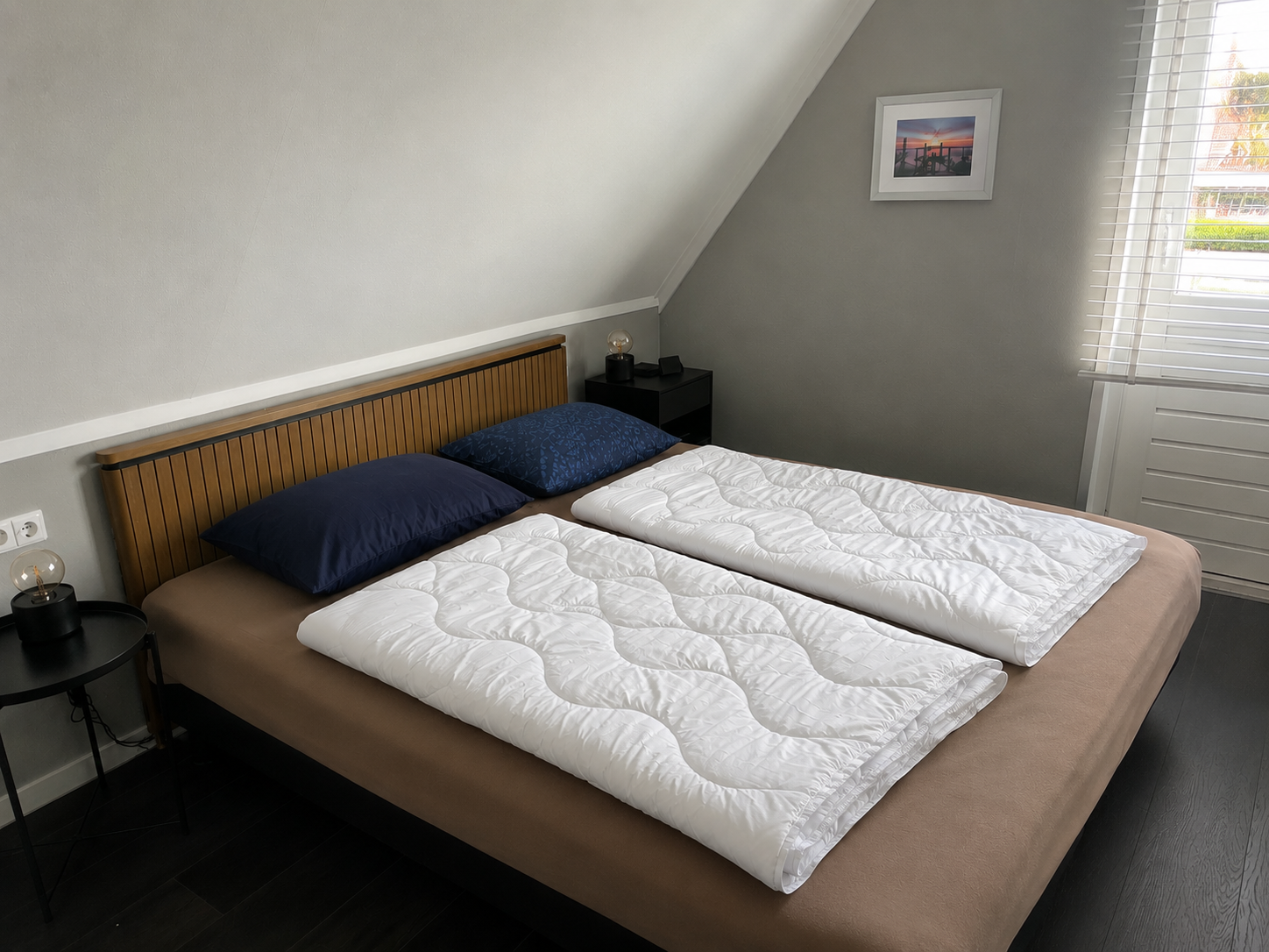 Slaapkamer van recreatievilla Vogelmient 15 met tweepersoonsbed en dekbedden