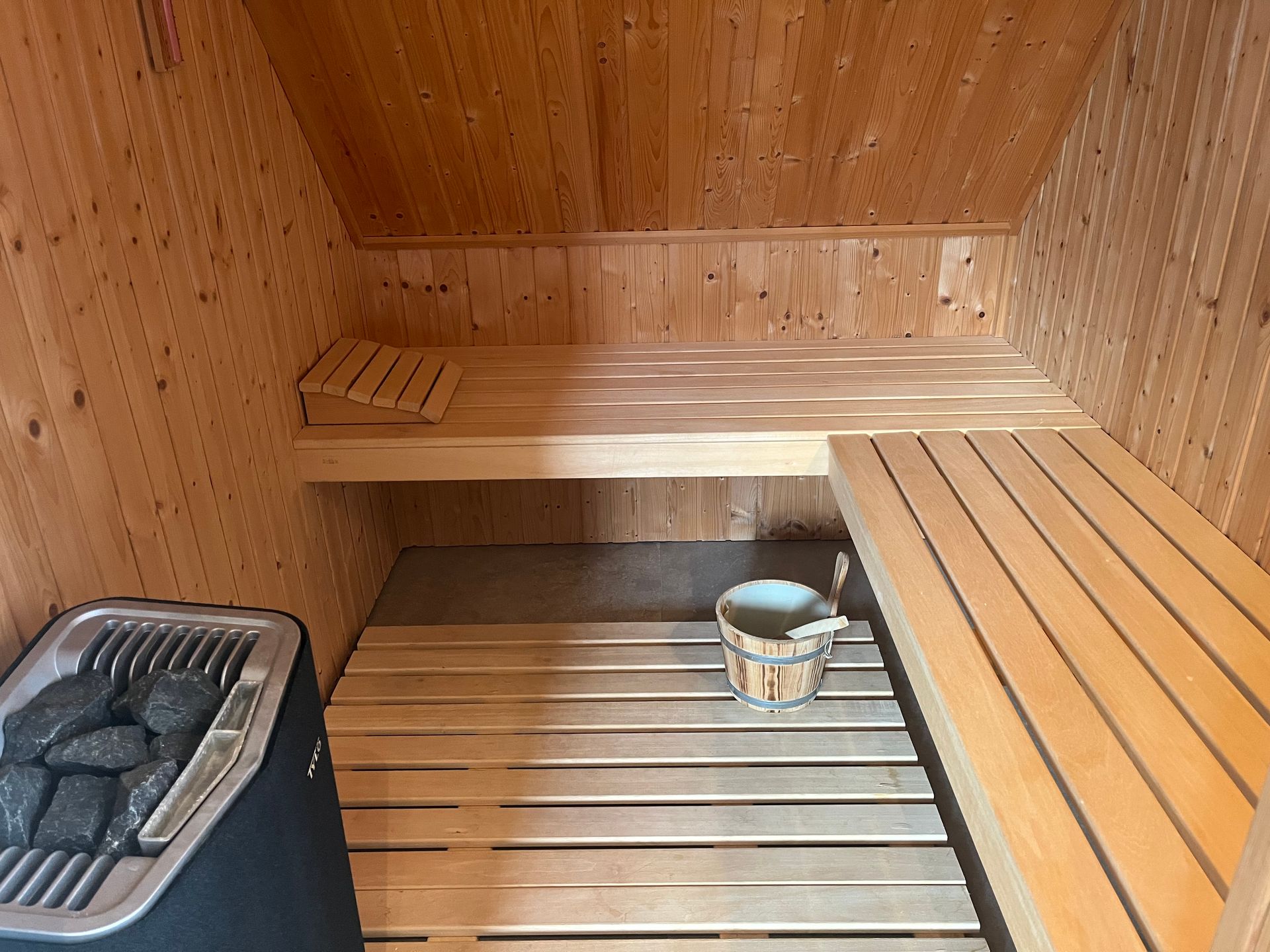 Sauna van recreatievilla Vogelmient 15 met houten lambrisering en banken