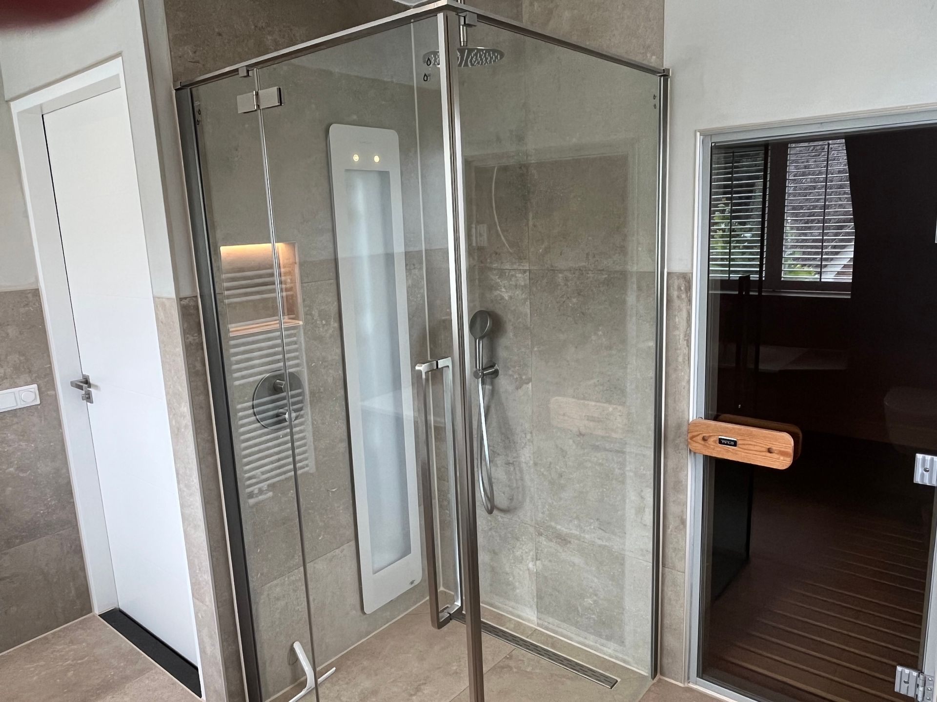 Regendouche met glazen deur, Sunshower en aangrenzende sauna in Vogelmient 15