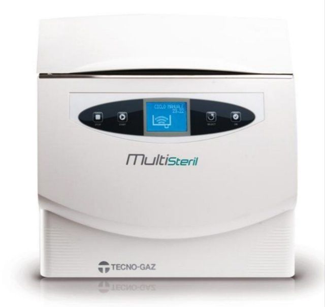Elettrodomestico da banco Tecno-Gaz Multistein bianco con pannello di controllo e display blu.