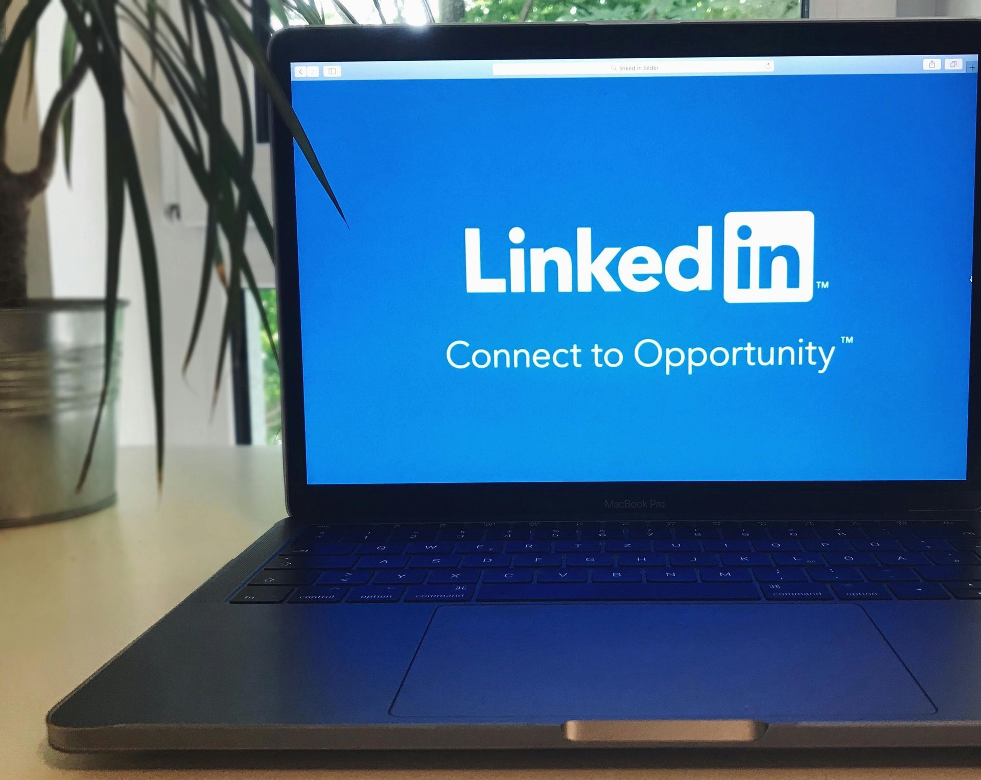 Um laptop com o logotipo do linkedin na tela