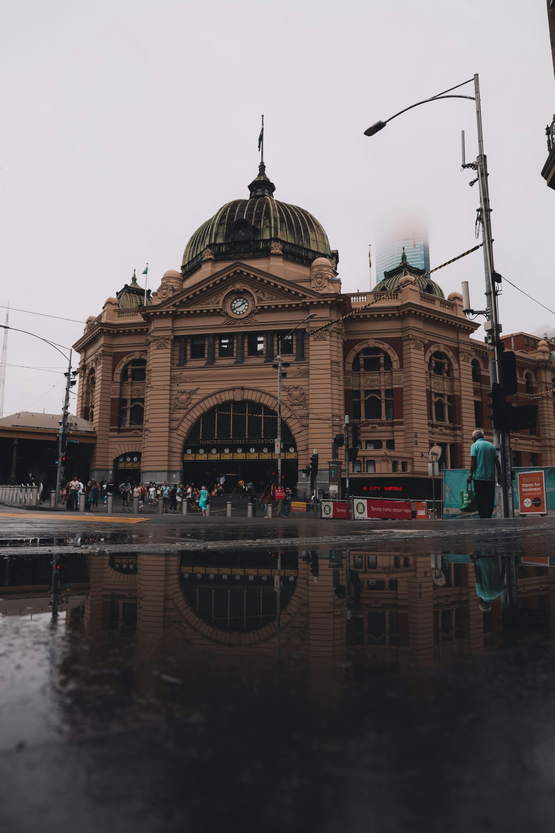 A ópera de sydney é um edifício muito grande situado no topo de um corpo d'água.