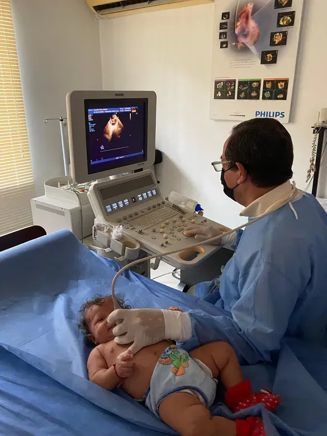 Un médico realiza una ecografía a un paciente en una sala de consulta.