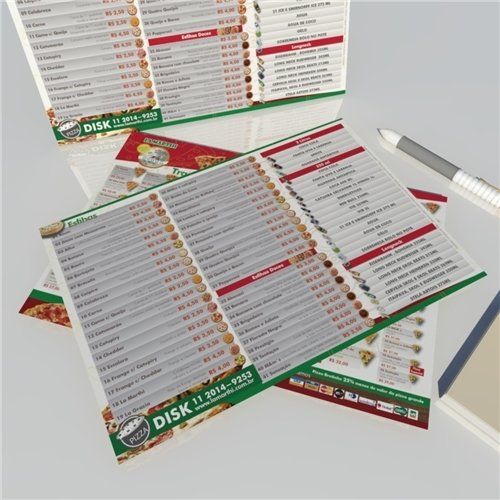 Um cardápio de pizzaria está sobre uma mesa ao lado de uma caneta
