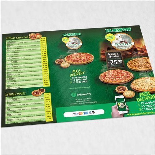 Uma pessoa está segurando um celular em frente a um cardápio de pizza.