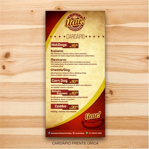 Um menu de um restaurante de cachorro-quente está sobre uma mesa de madeira