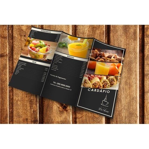 Um menu está em cima de uma mesa de madeira.