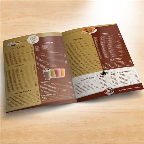 Um menu está sobre uma mesa de madeira.