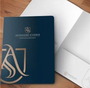 Uma pasta azul com alexandre scherer escrito nela