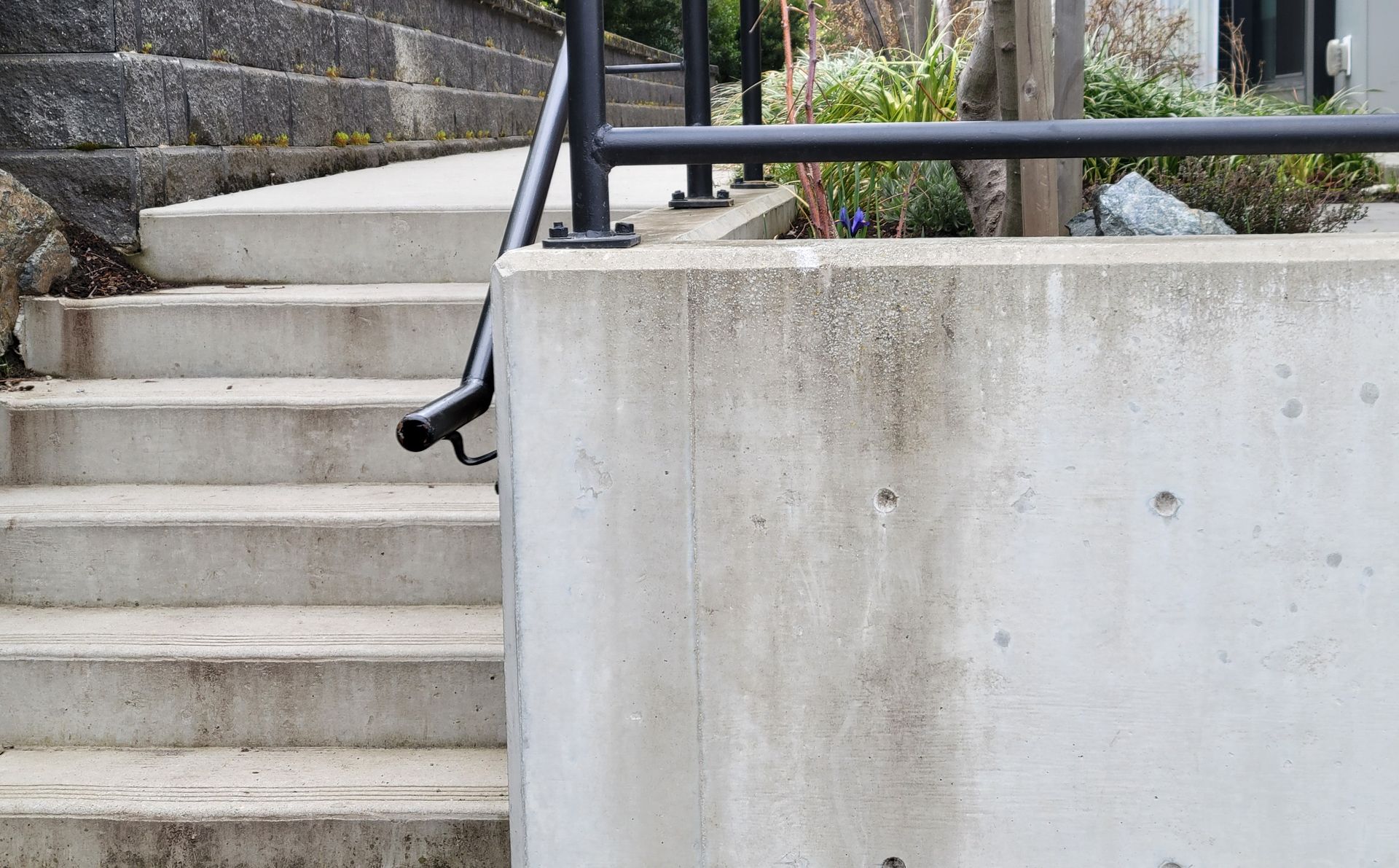 Bellevue Retaining Wall Pros poured concrete retaining wall