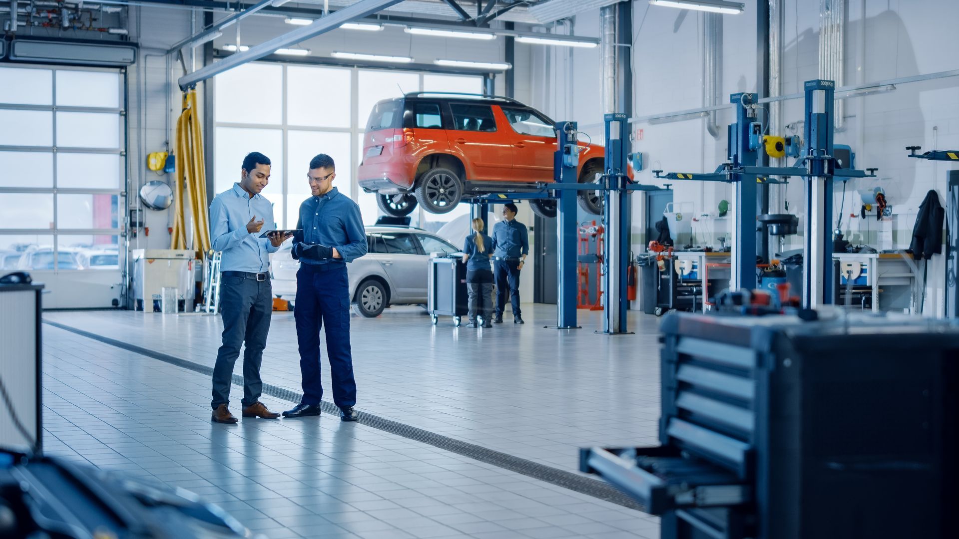 Un pneu est en train d'être changé sur une machine dans un garage.