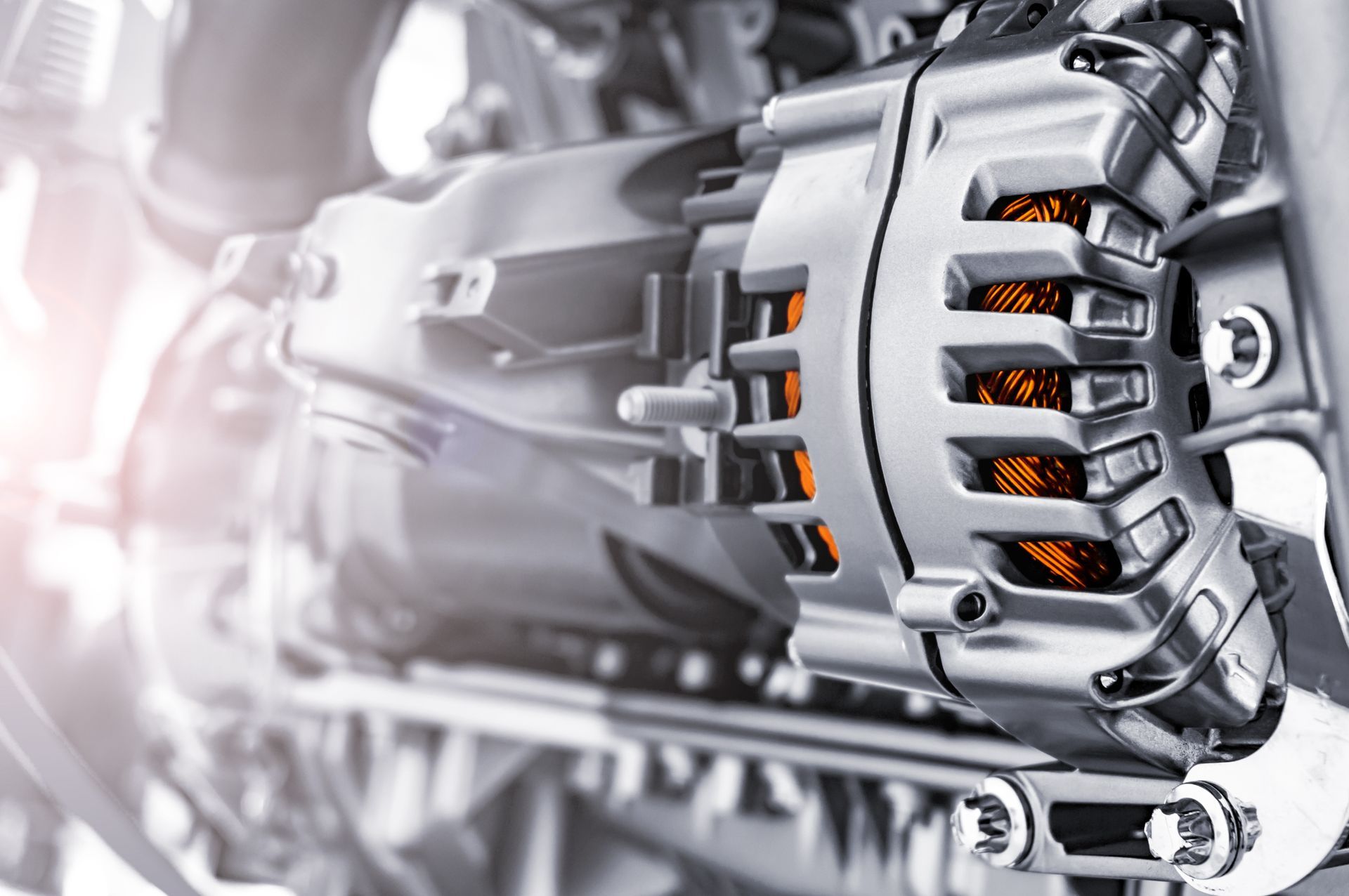 Un gros plan d'un moteur de voiture avec un alternateur.