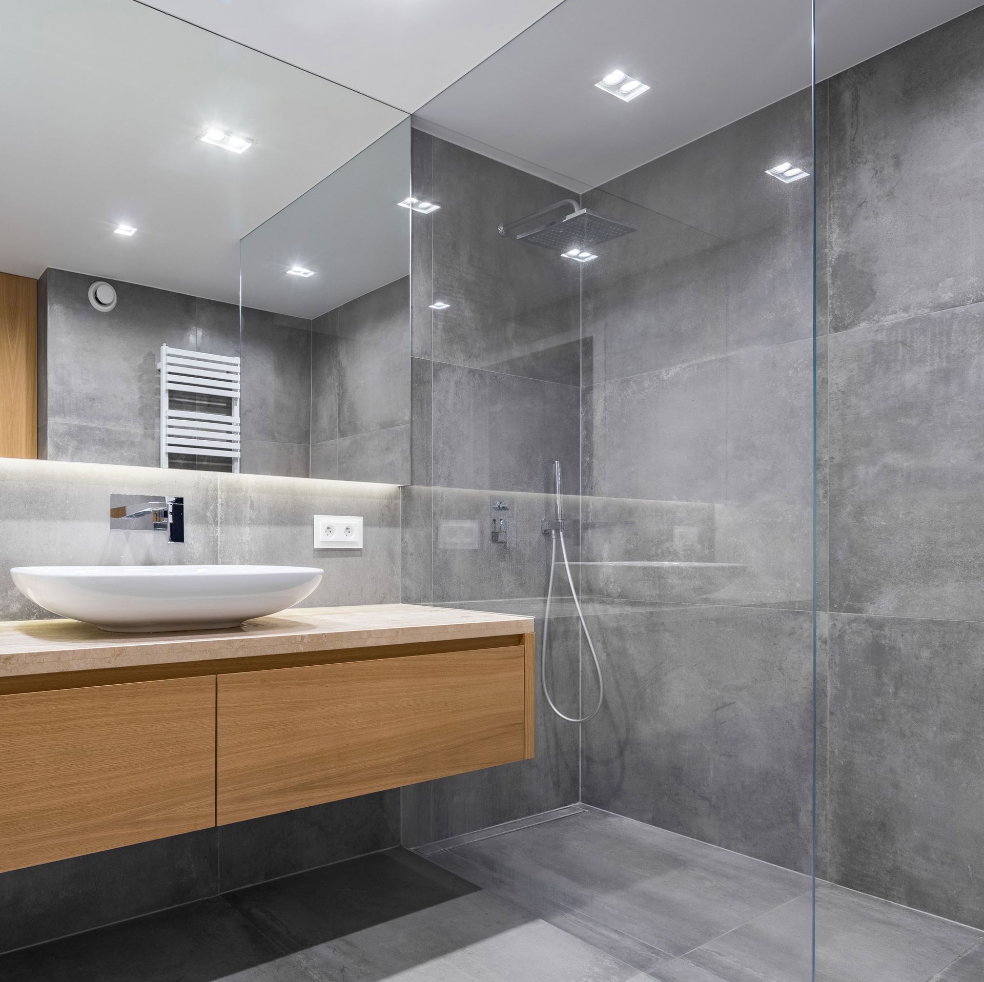 10mm Frameless single glass panel with channel in tiled wall